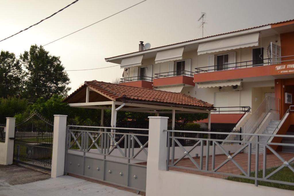 K Santis Studios Pefki  Luaran gambar